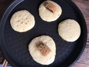 在一半的面糊中加入绿豆糕