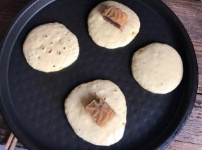 在一半的面糊中加入绿豆糕