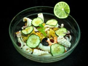 泰式油醋汁主要用了泰国的鱼露及新鲜的青柠和小米椒，在调味料的比例上，与其他油醋汁略有不同，降低了油的用量，替换为鱼露，搭配各种新鲜的热带水果，最为合适。
橄榄油 15ml、鱼露 15ml、青柠汁 15ml、小米椒 1-2个