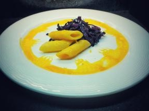 法式油醋汁的主要特点是会使用较多的香草料，例如：普罗旺斯香草碎即为百里香、罗勒、迷迭香、薄荷等常见香草的混合香料。
柠檬汁 15ml、蜂蜜 10ml、普罗旺斯香草碎适量