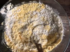 把玉米粉，面粉，糖，酵母粉混合均匀