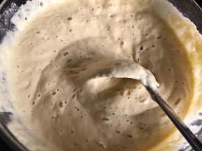 把发酵好的面糊搅拌排气