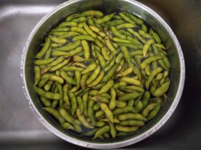 首先要把毛豆清洗干净。