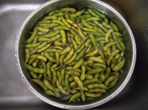 首先要把毛豆清洗干净。