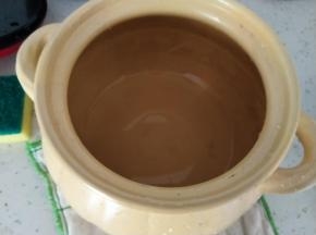 准备好一个砂锅，一定要洗干净无油哟。