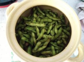 把洗净的毛豆沥水装入砂锅。