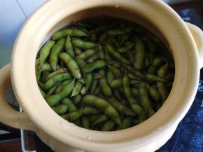 直接在砂锅注入清水，刚刚能把毛豆淹没即可。