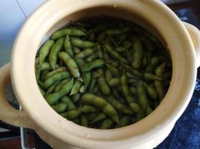 直接在砂锅注入清水，刚刚能把毛豆淹没即可。