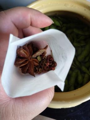 把花椒、八角、桂皮装入料包，放入砂锅的水里。