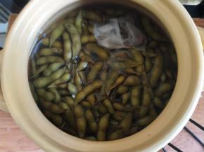 定时结束后，不要着急打开盖子，可以借着预热再焖10分钟，然后就可以开动了。