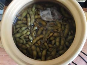 定时结束后，不要着急打开盖子，可以借着预热再焖10分钟，然后就可以开动了。