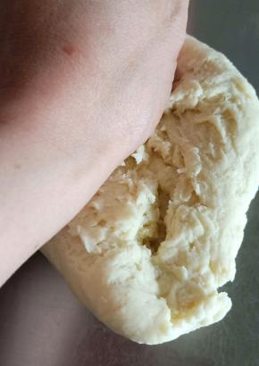 移到揉面台上，用掌根用力揉搓