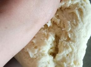 移到揉面台上，用掌根用力揉搓