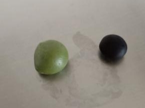 切出1克和2克的面团，分别揉进少许纯黑可可粉和菠菜粉，揉搓均匀后包保鲜袋冰箱冷藏备用