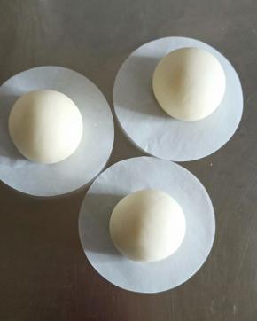 主面团40克一个分别排气滚圆置馒头纸上，先做3个