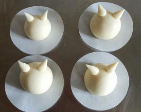 抹少许牛奶粘在面团上方两侧，剩下的面团再揉一个小小白（留一点白面做眼白）