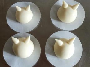抹少许牛奶粘在面团上方两侧，剩下的面团再揉一个小小白（留一点白面做眼白）