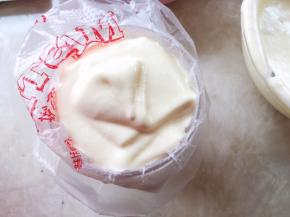 取一部分翻拌好的面糊，装入到裱花袋内