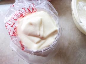 取一部分翻拌好的面糊，装入到裱花袋内