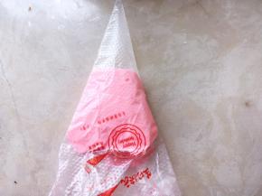 之后装入裱花袋，用剪刀剪个小口