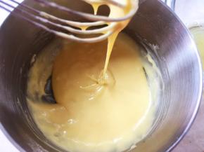 用蛋抽画Z字将面糊搅拌均匀细腻