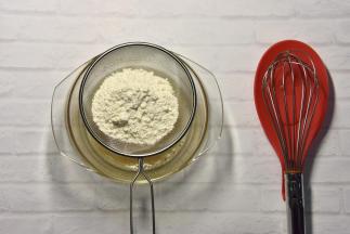 筛入低粉，搅拌均匀