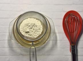 筛入低粉，搅拌均匀