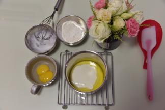 倒入酸奶和淡奶油搅匀