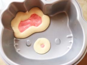 沿着蝴蝶结跟鼻子的外围挤上一圈，烤箱预热150度