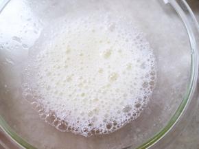 蛋清加几滴柠檬汁，分三次加入细砂糖打发，打发至鱼眼泡状加入一次砂糖