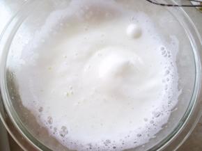 打发至浓稠状态加入一次砂糖