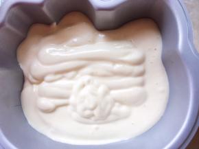 之后再将面糊挤满模具内，并盖上粉色面糊