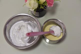 将蛋白糊分三次加入蛋黄糊里，翻拌均匀