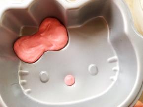 挤在hello kitty烤盘内凸起的部分，蝴蝶结跟hello kitty鼻子部分