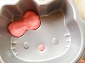 挤在hello kitty烤盘内凸起的部分，蝴蝶结跟hello kitty鼻子部分