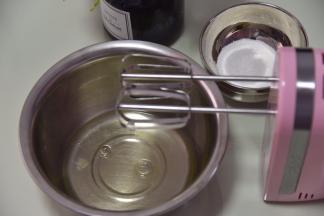 40克糖分两次加入蛋清里，用电动打蛋器高速打发