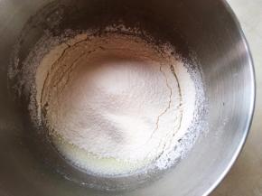 过筛低筋面粉，用蛋抽画Z字搅拌均匀