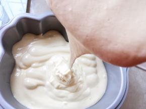 将盆内剩下的面糊抬高20厘米倒入模具内