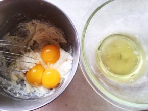 分离鸡蛋，蛋白打至干净容忍，蛋黄加入到面糊中