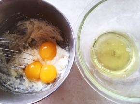分离鸡蛋，蛋白打至干净容忍，蛋黄加入到面糊中