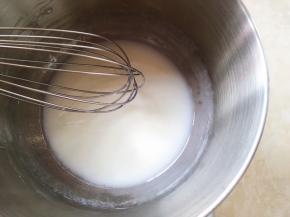 玉米油加牛奶搅拌均匀至乳化状态