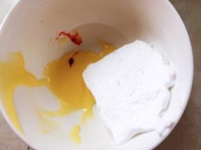 取一点点面糊跟打发好的蛋白，加入一点点红色色膏