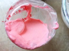 一起翻拌均匀，调成粉色