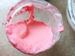 一起翻拌均匀，调成粉色