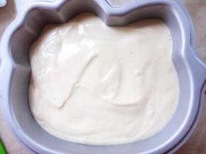 用刮刀将表面刮平正