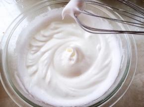 打发至小弯钩状态加入最后一次砂糖