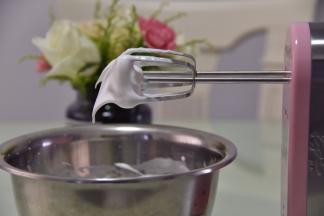 打发到湿性发泡状态（即提起打蛋头有大弯勾）