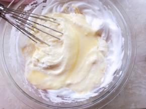 之后将翻拌好的面糊倒回蛋白霜中，用蛋抽继续翻拌均匀