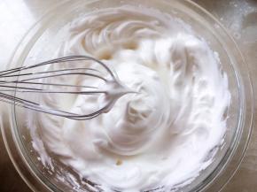 继续打发至硬性发泡，打蛋器提起有个直立的三角尖即可