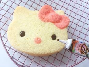 巧克力笔用热水泡软，之后沿着模具凹槽部分装点上hello kitty 的眼睛